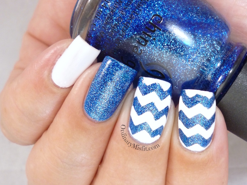 Glittery blue zig zags nail art