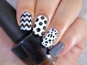 31DC2015 Day 7 Black and white nail