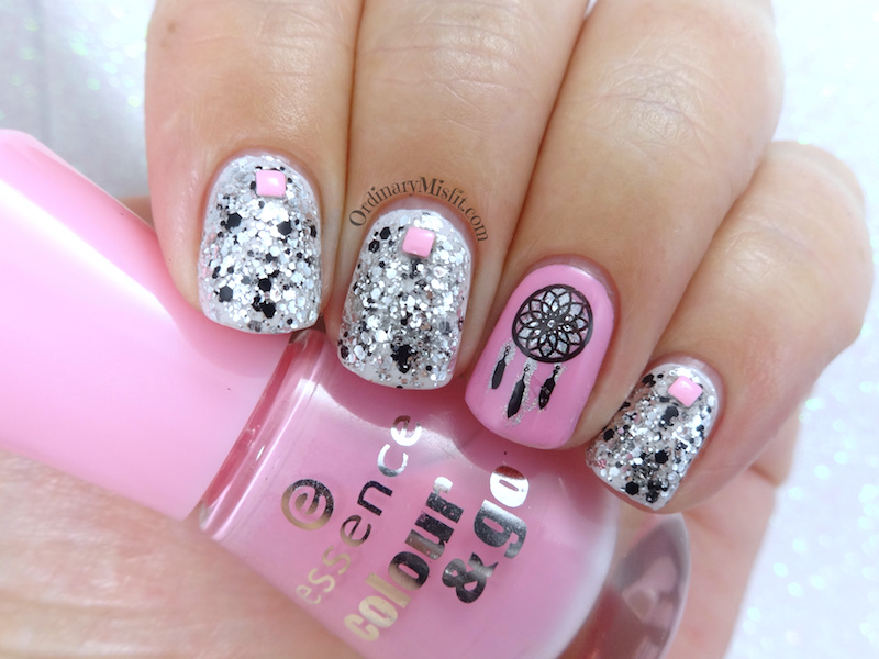 Glitter dream catching nail art
